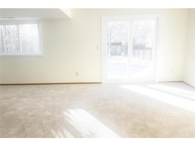 Building Photo - 9 Heights Rd NE