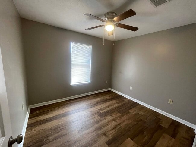 Building Photo - 570 Cherub Ct