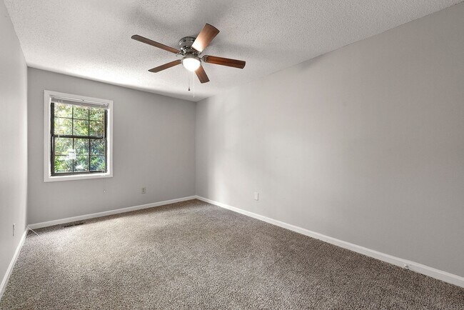 Building Photo - Renovated Modern 2BR Townhome in Prime Kennesaw Location