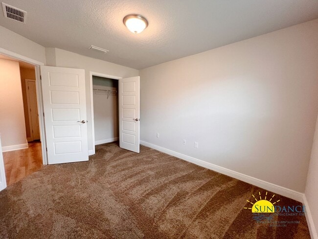 Building Photo - Modern 3 Bedroom Home with Community pool!