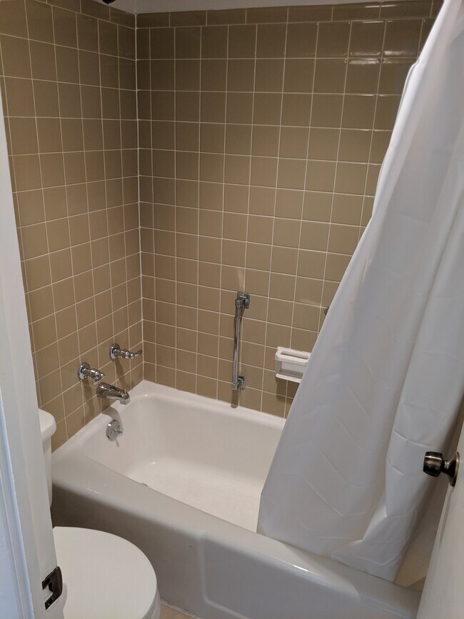 Building Photo - 200 Highland Ave