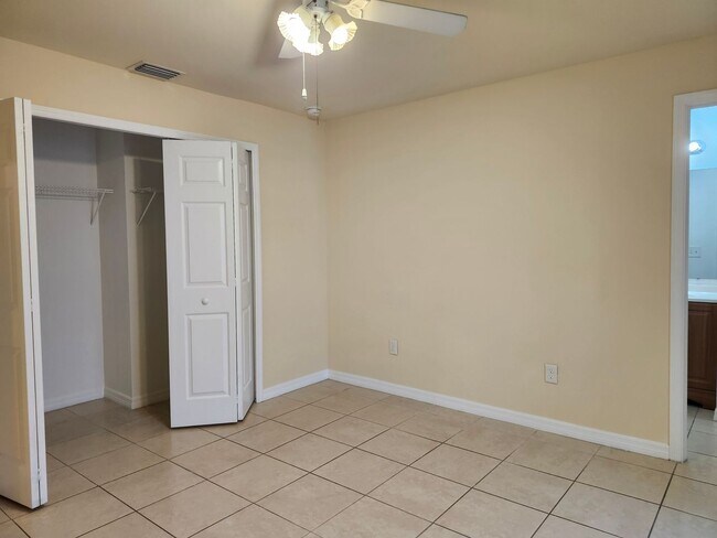 Building Photo - Exceptional 3 bed 2 bath 1 car garage dupl...