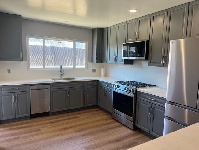 Building Photo - Ventura 3+2 bedroom single family home!