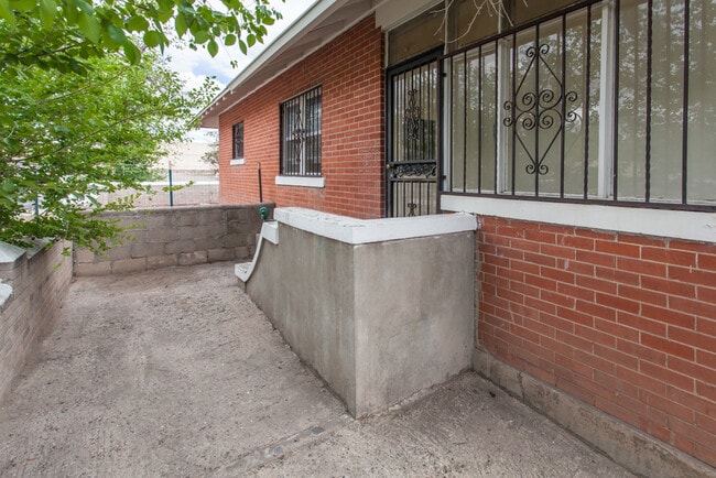 Building Photo - EDo BRICK BUNGALOW 1/BD 1/BA 1/CG