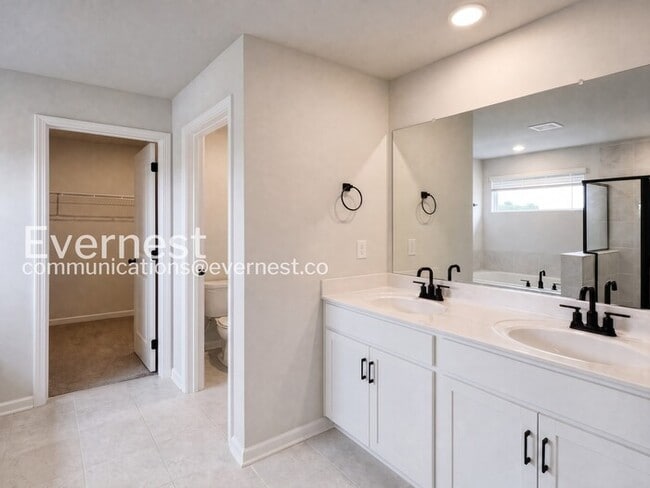 Building Photo - 4 Bed/3 Bath Home with Fenced Yard / Pet-Friendly / Available Now!