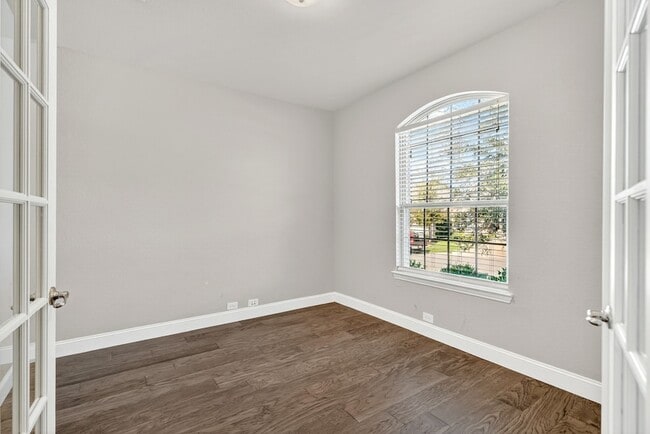 Building Photo - 1012 Summer Ln