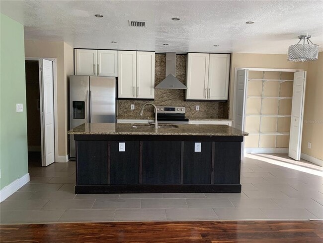 Building Photo - 2220 Heathwood Cir