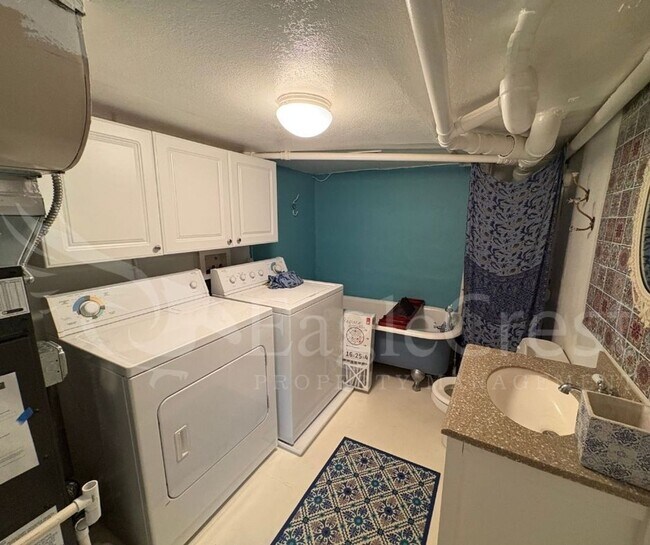 Building Photo - Three Bedroom, Two Bathroom House Near Sha...