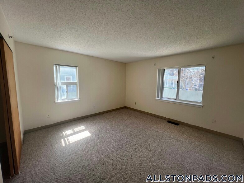 Building Photo - 150 N Beacon St