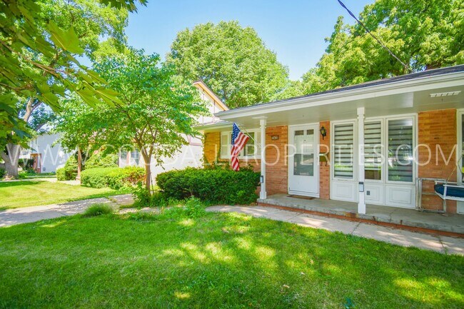 Building Photo - 2 Bedroom 1 Bath duplex home in Windsor He...