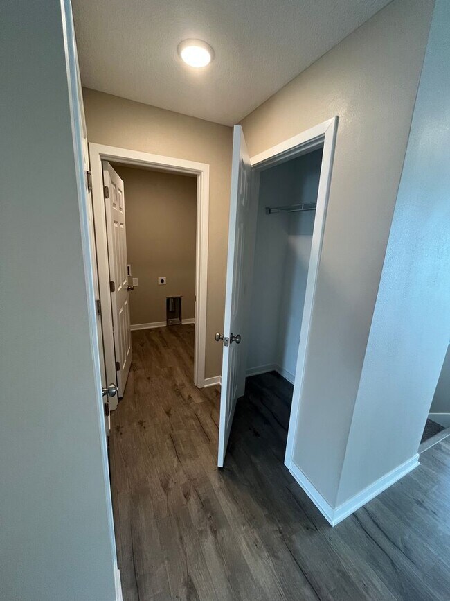Building Photo - Spacious 4-Bedroom Home in Altoona Neighbo...