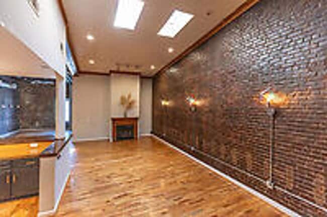 Building Photo - New Listing!