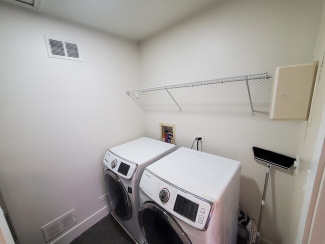 Building Photo - 16 Fernwood Ct
