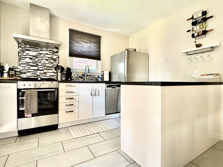 Building Photo - 1804 28th Ave N