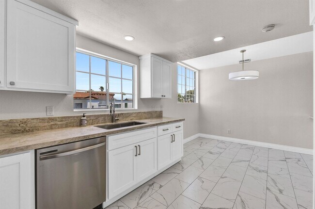 Building Photo - Stunning Remodeled Townhome in Prime Locat...