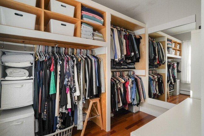 Building Photo - 596 E 2nd St