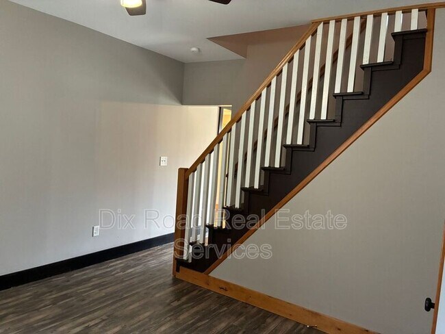 Building Photo - 915 Bellaire Ave