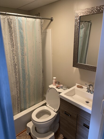 Bathroom - 2527 James St