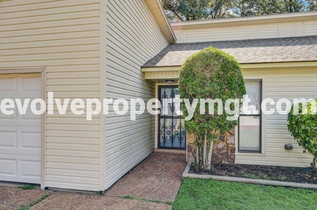 Building Photo - COLLIERVILLE HOME!!
