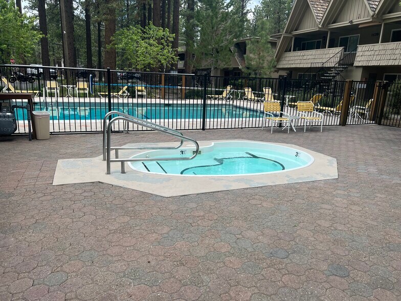 Hot tub on site - 1148 Herbert Ave