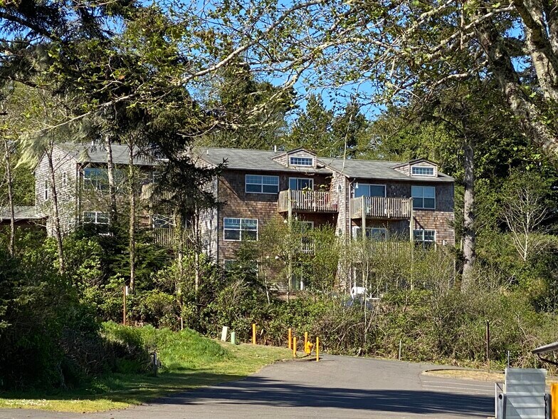 Condo from the Boat Launch - 425 SE Shell Ave