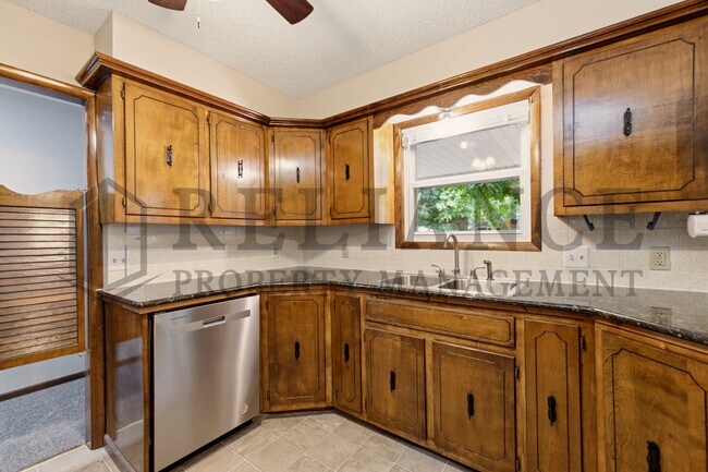 Building Photo - 428 Peach Tree Ln
