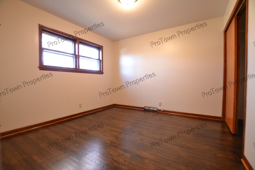 Building Photo - 2205 Tamarack Dr