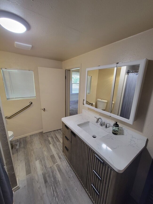 Building Photo - Sweet Two Bedroom Home Minutes from Downtown Port Orchard!