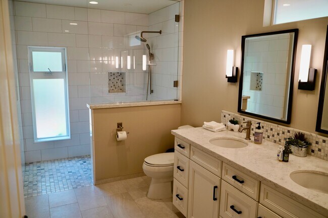 Building Photo - 836 E Serena Ave