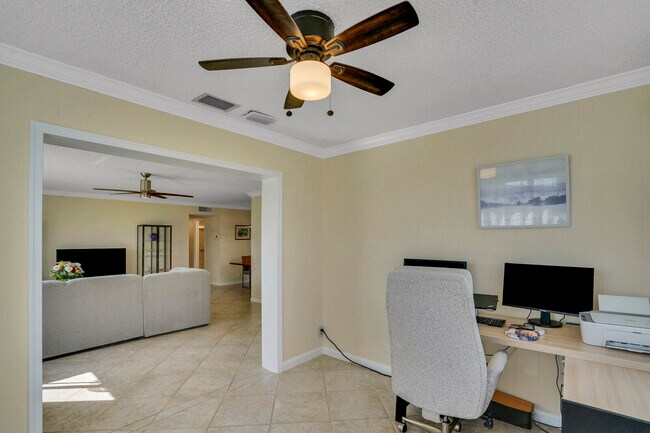 Building Photo - 202 W High Point Terrace