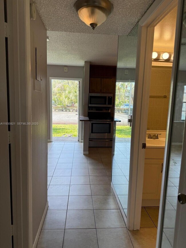 Building Photo - 402 Lakeside Dr