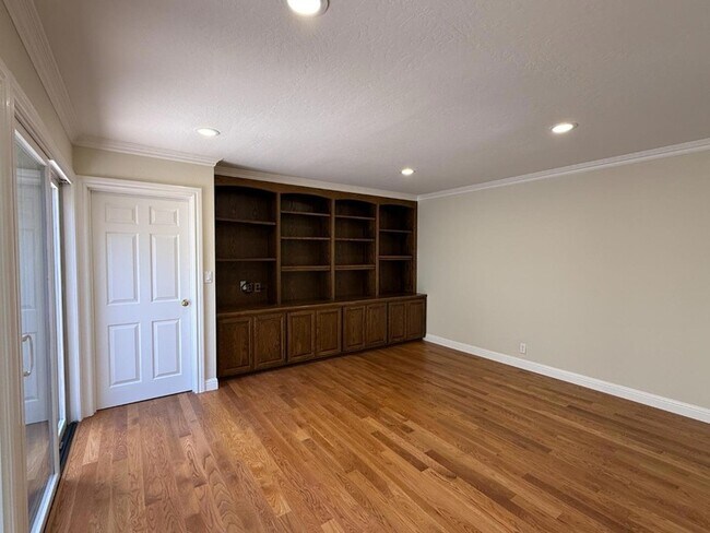 Building Photo - 285 Casitas Bulevar
