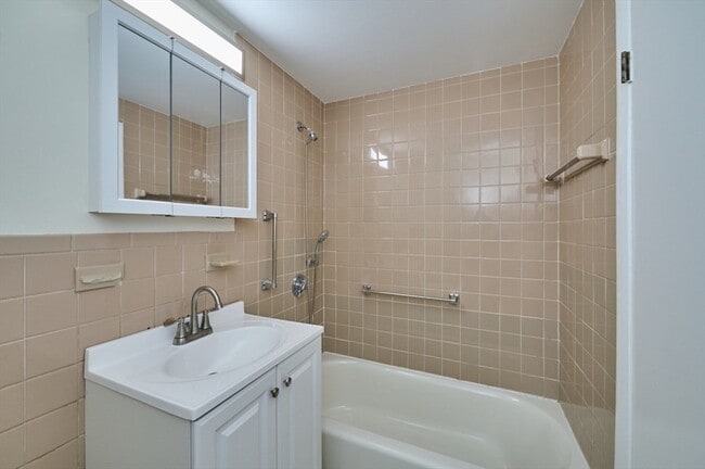 Building Photo - 15 Old Colony Ln