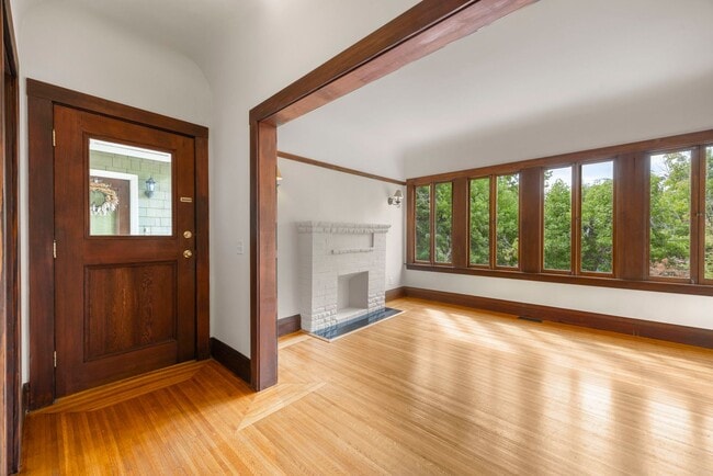 Building Photo - Sun Soaked 2 bedroom 1 bath unit off Piedm...