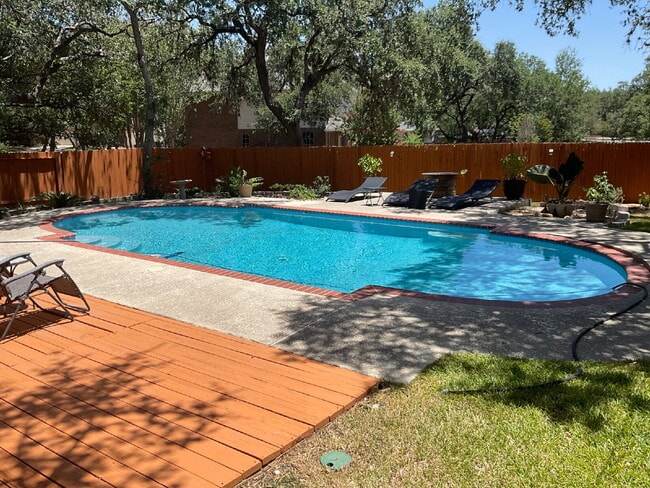 Building Photo - 4 Bedroom Oasis with Pool, Close to Milita...