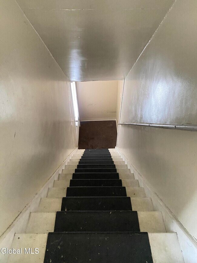 Building Photo - 18 Lily St