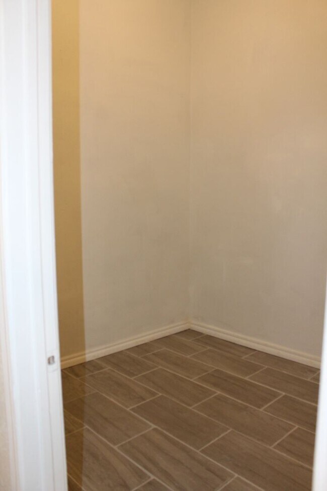 Building Photo - 2 bed & office on the South Side!