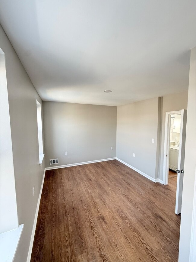 Building Photo - 3427 Ravenwood Ave