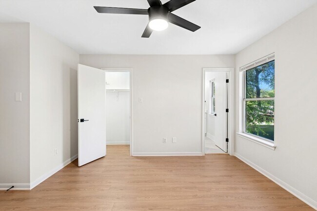 Building Photo - 4 bed with back yard in great East side location.