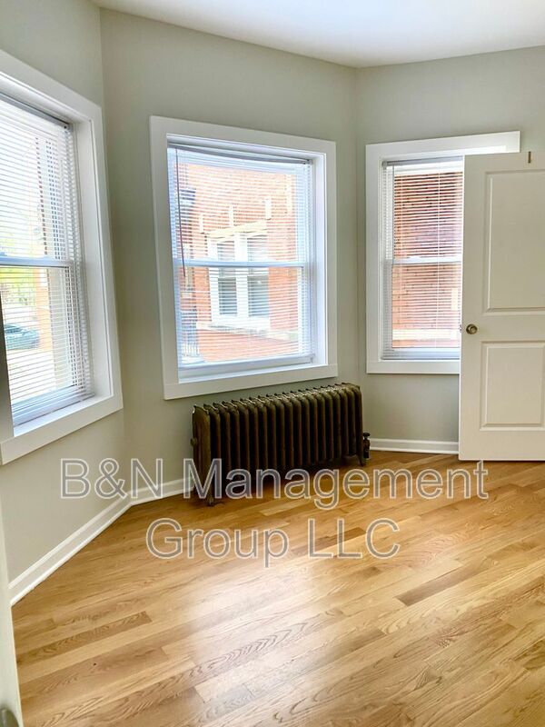 Building Photo - 1059 W Dakin St