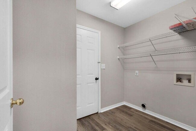 Building Photo - "Charming 3-Bed Retreat with 2 Full Baths in Fort Walton Beach!"