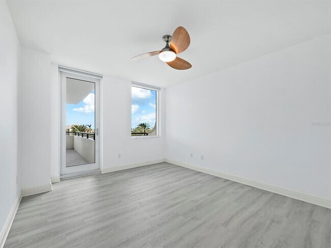 Building Photo - 800 N Tamiami Trl