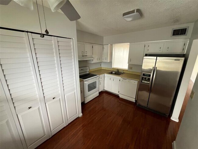 Building Photo - 14747 Cumberland Dr