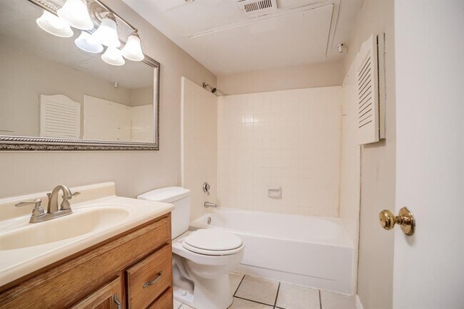 Building Photo - 2822 Canary Ln