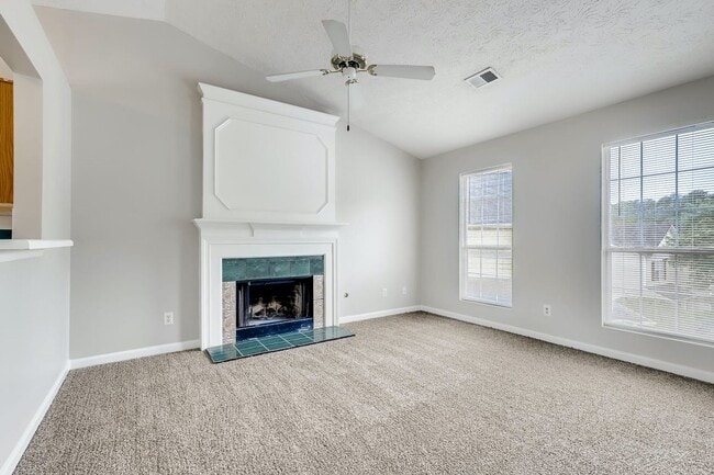 Building Photo - Gorgeous Split-Level 2 Story Home New Paint