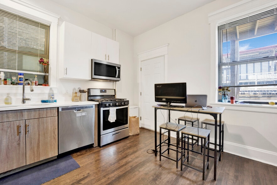 Building Photo - 1016 W Dakin St