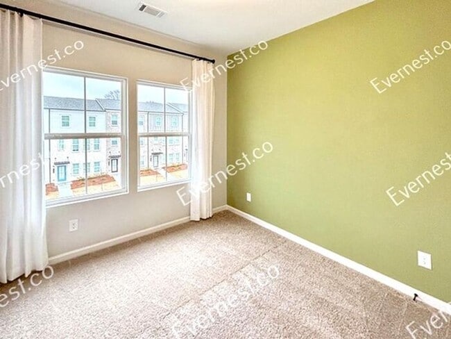 Building Photo - Spacious & Bright 3-Bedroom Townhome with ...