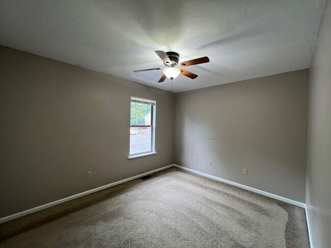 Building Photo - University Place 1- Charming Townhouse Apartment