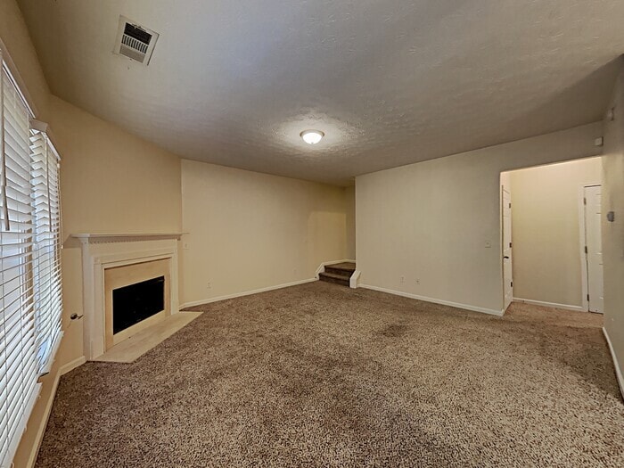 Building Photo - 2400 Village Green Dr