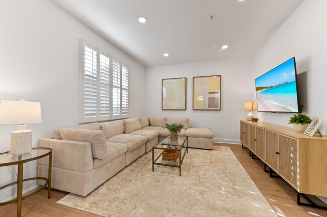 Building Photo - 642 NW 38th Cir